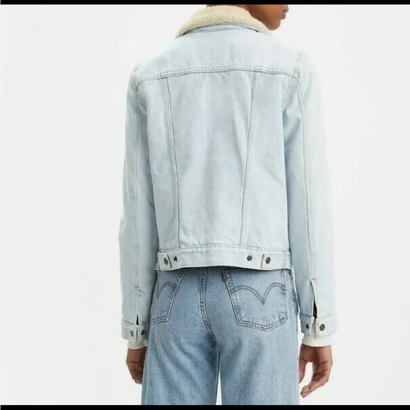Levi's Original Sherpa Trucker Jacket in light wash - Picture 2 of 15